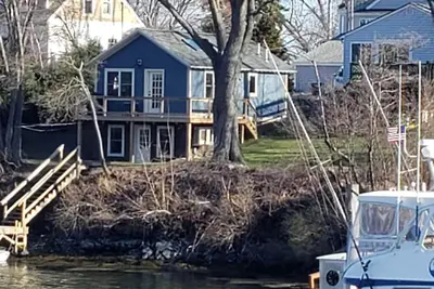 Image de Charming, quiet waterfront cottage with WiFi, parking, on island by Portsmouth