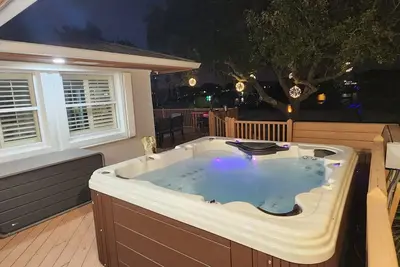 Image de Luxurious 4-Br Beachfront Escape: Private Beach, Fishing Dock, Boat & Family Fun