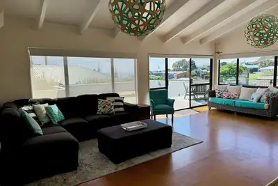 Image de Hosts on the Coast Island Views