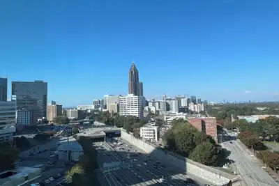 Image de Close to everything Atl! 1 Bdrm King with WiFi, fitness room, dynamic views