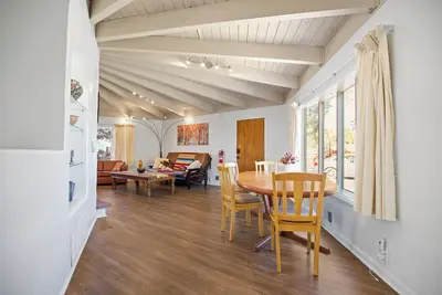 Image de Taos Pine Home - A/C - Hot Tub - Private Courtyard - Prime Location