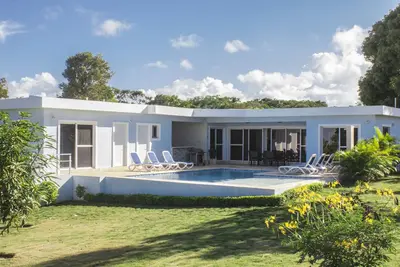 Image de Fully  equipped and furnished villa, pool/WiFi/Tv/Ac, gated and secured