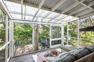 Image de Tranquil family-sized treehouse. Ocean glimpses with outdoor deck.