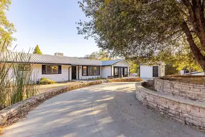 Image de A Place to Relax near Yosemite with Ev, Games, Large Deck with Views!