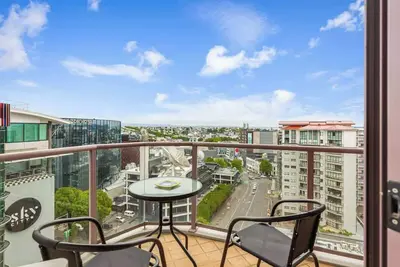 Image de Central Cbd Apt | Balcony & Parking | Zodiak Stays