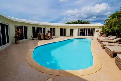 6bd/5bth luxury villa in gated residence with waterpark, minigolf, free bus