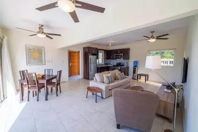 Image de Check out this lovely Caribbean villa: 2bd, 2bt, internet, cable Tv, pool/garden