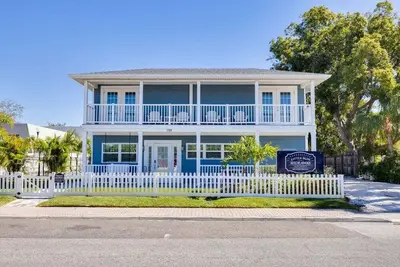 Luxury Dunedin Tiny Home with Pool -\"Sunny\"