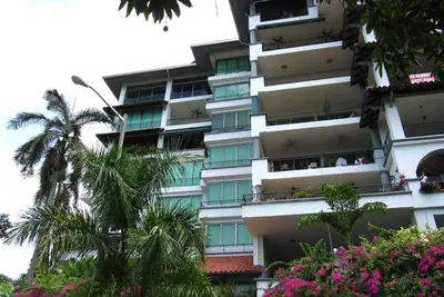 Image de Charming One-Bedroom Retreat Surrounded by Lush Tropical Paradise\"