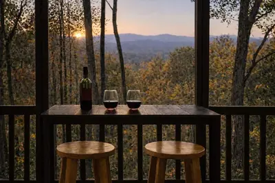 Image de Easy Access •Mtn View• Hot Tub• Pool• Game Room• Porch• Wildlife•Minutes to Town