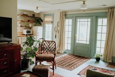 Image de Charming midtown cottage with central air and driveway parking, great location
