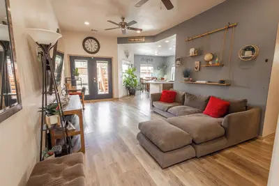 Image de Charming 3-Bedroom Home in Las Cruces, I-70. Ac, WiFi & Pond. Your Perfect Stay!