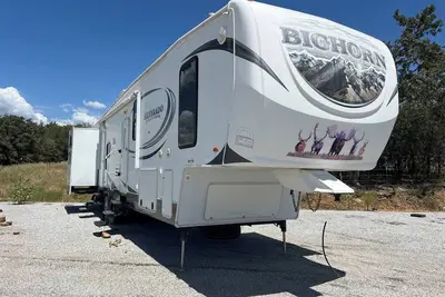 Image de Spacious Lakeside Travel Trailer: Ultimate Comfort Awaits