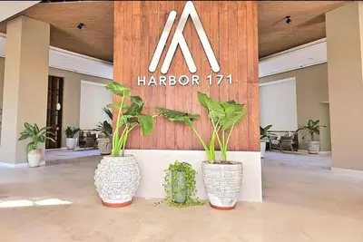 Image de Luxurious Brand New Beachfront Condo with Stunning 17th-Floor Ocean Views\n