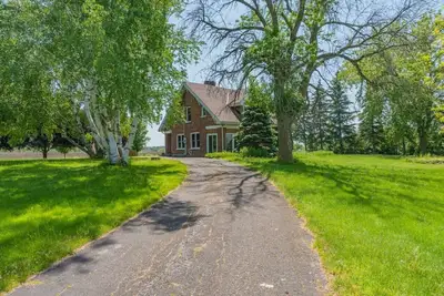 Image de Luxury Hillside Farmhouse on The Bay of Quinte