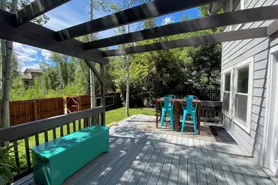 Image de Family friendly home with back door access to bike trails. Parks nearby!