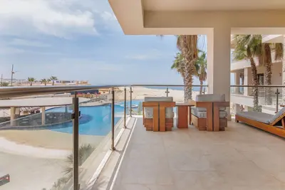 Image de Your Luxurious Stay Awaits at Ocr #204–202 Beachfront Condo