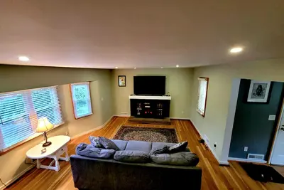 Image de Spacious 5-bedroom house w/large yard in charming Pittsburgh suburb.