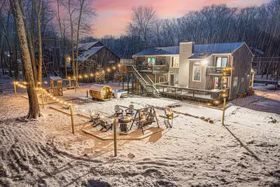 Image de Woodland Escape; Sleeps 12, Firepit, Indoor and Outdoor Saunas, HotTub and more!