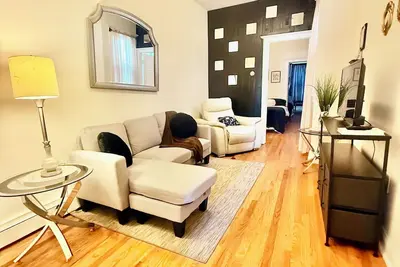 Image de Cozy 2br Escape – À deux pas des transports en commun et à proximité de New York