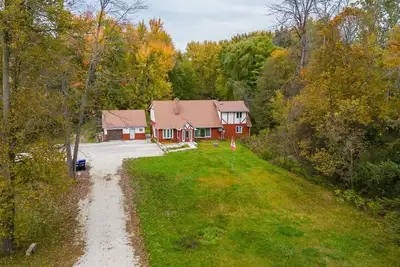 Image de House with 4. 5 bedrooms, 10 Acres of forest creek and trails, lots of parking