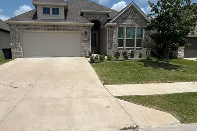 Image de Owner Occupied - 2 Additional Br suite avail in Justin Home. 1 GarageSpotIncluded