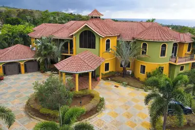 Image de Milbrooks Resort a Luxurious Villa in Montego Bay overlooking the sea.