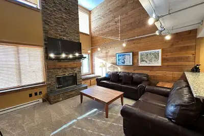 Image de New! Lakeside, spacious, modern 2br - sleeps up to 8