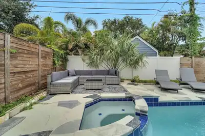 Image de Poolside Paradise - Spacious - Peaceful Patio