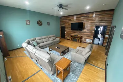 Image de Historically Renovated, Spacious, 5-bdrm, 4-bath, 10-Bed, Game Room, Jetted Tub