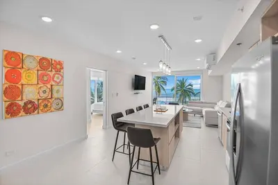 Image de Stunning beachfront Condo in Jaco! 3br, pool + gym