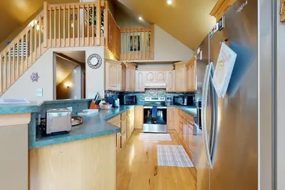 Image de Charming Golf View Home, w\/ Hot tub, Sauna, Fire pit, near Lakes & Trails!