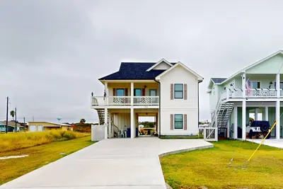 Image de Stunning beach house with outdoor cooking area - water view