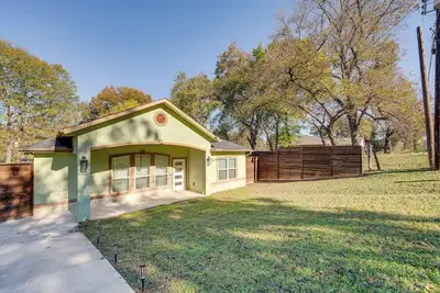 Image de 10 Mi to Dtwn Dallas: Home Near Lakes & Parks!