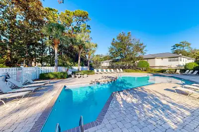 Image de Cozy condo with sunroom, pool, tennis & modern kitchen near beaches & dining