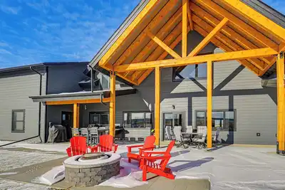 Image de Modern & Spacious Luxe Home in Remote Fort Peck!