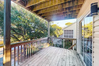 Image de Coastal home with large deck, close to beach and local attractions