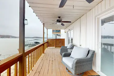 Image de Lake front condo w/ incredible views, central air & shared pool
