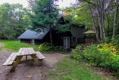 Image de Spacious 3-bedroom Lodge nestled into the Northwoods. . . river access!
