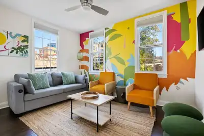 Image de 4 Bedroom - 2 Blocks to King Street!