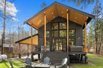 Image de Luxury Yakima River chalet with hot tub, large game loft with pool, poker tables