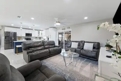Image de Spectacular 4-Bedroom Family Pool Home
