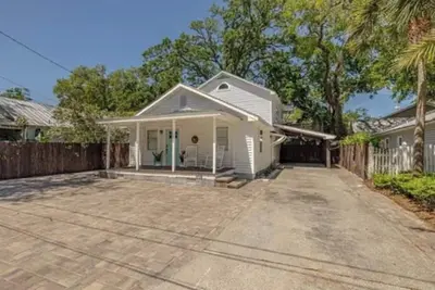 Image de New 3 bdrm cottage in Ssi with private pool\/hot tub…walking distance to beach!