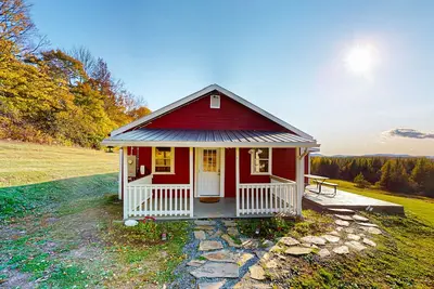 Image de Cozy house w/ mountain views, large yard, firepit, wifi, jetted tub, Tv, Ev