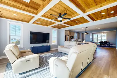 Image de Tower Shores Sunshine Dream house w/patio, balcony, grill.