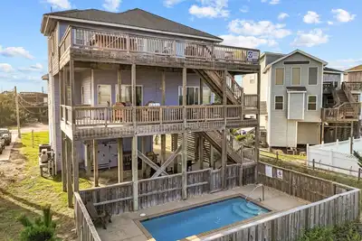 Image de Coastal home with private pool, game room, media lounge, oceanside deck