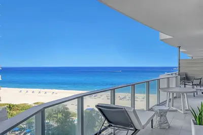 Image de Brand New Beachfront 2 bed/2. 5ba Condo in 5 star resort Palm Beach area