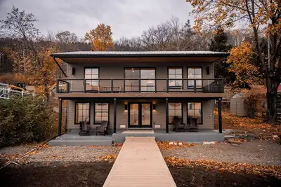Image de Live The Lifestyle, \nStunning Lake House in the heart of Wine Country!