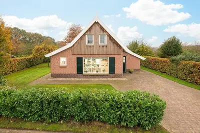 Image de These comfortable villas are on Buitengoed Het Lageveld in a beautiful wooded area, near Almelo and Enschede, in beautiful Twente.