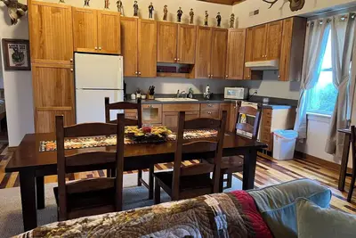 Image de Cozy Cabin, nestled on a 200 acre Horse  Farm - family and pet friendly.